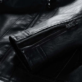 Jaqueta Masculina de Couro Romenzi RZ127 com couro premium, acabamento refinado e design versátil para ocasiões elegantes e casuais.