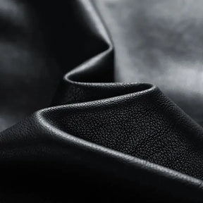 Jaqueta Masculina de Couro Romenzi RZ127 com couro premium, acabamento refinado e design versátil para ocasiões elegantes e casuais.
