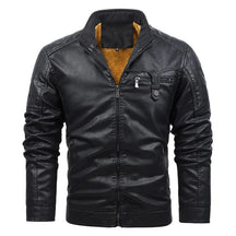 Jaqueta Masculina de Couro Romenzi RZ140 com acabamento em couro premium, interior luxuoso em veludo e design sofisticado para estilo intemporal.