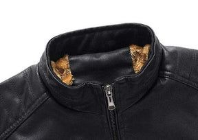 Jaqueta Masculina de Couro Romenzi RZ140 com acabamento em couro premium, interior luxuoso em veludo e design sofisticado para estilo intemporal.