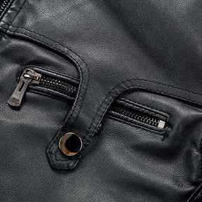 Jaqueta Masculina de Couro Romenzi RZ140 com acabamento em couro premium, interior luxuoso em veludo e design sofisticado para estilo intemporal.