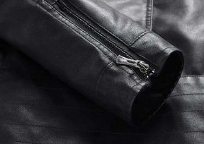 Jaqueta Masculina de Couro Romenzi RZ140 com acabamento em couro premium, interior luxuoso em veludo e design sofisticado para estilo intemporal.
