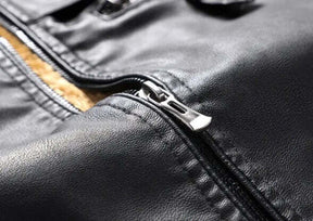 Jaqueta Masculina de Couro Romenzi RZ140 com acabamento em couro premium, interior luxuoso em veludo e design sofisticado para estilo intemporal.