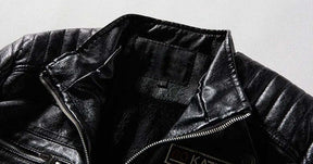 Jaqueta Masculina de Motoqueiro em Couro Romenzi RZ139 com couro de alta resistência, costuras reforçadas e interior aquecido para conforto e proteção.