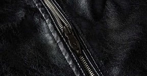 Jaqueta Masculina de Motoqueiro em Couro Romenzi RZ139 com couro de alta resistência, costuras reforçadas e interior aquecido para conforto e proteção.