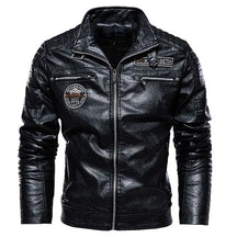 Jaqueta Masculina de Motoqueiro em Couro Romenzi RZ139 com couro de alta resistência, costuras reforçadas e interior aquecido para conforto e proteção.