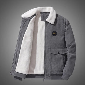 Jaqueta Masculina de Veludo Romenzi RZ203, possui um design elegante, forro acolchoado para excelente isolamento térmico e máximo conforto.