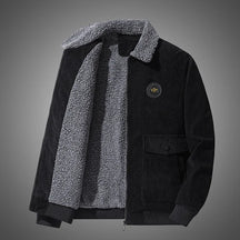 Jaqueta Masculina de Veludo Romenzi RZ203, possui um design elegante, forro acolchoado para excelente isolamento térmico e máximo conforto.