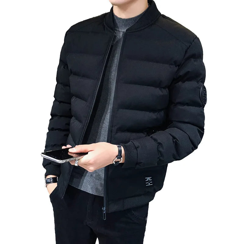 Jaqueta Masculina Fashion Romenzi RZ141 com design moderno, material premium resistente e tecido aquecido para conforto e estilo.