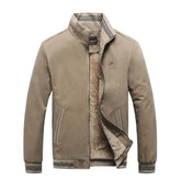 Jaqueta Masculina Forrada JP Romenzi RZ215 com design sofisticado, forro confortável e resistência, perfeita para destacar autenticidade e praticidade.