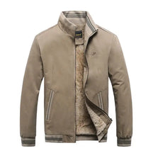 Jaqueta Masculina Forrada JP Romenzi RZ215 com design sofisticado, forro confortável e resistência, perfeita para destacar autenticidade e praticidade.