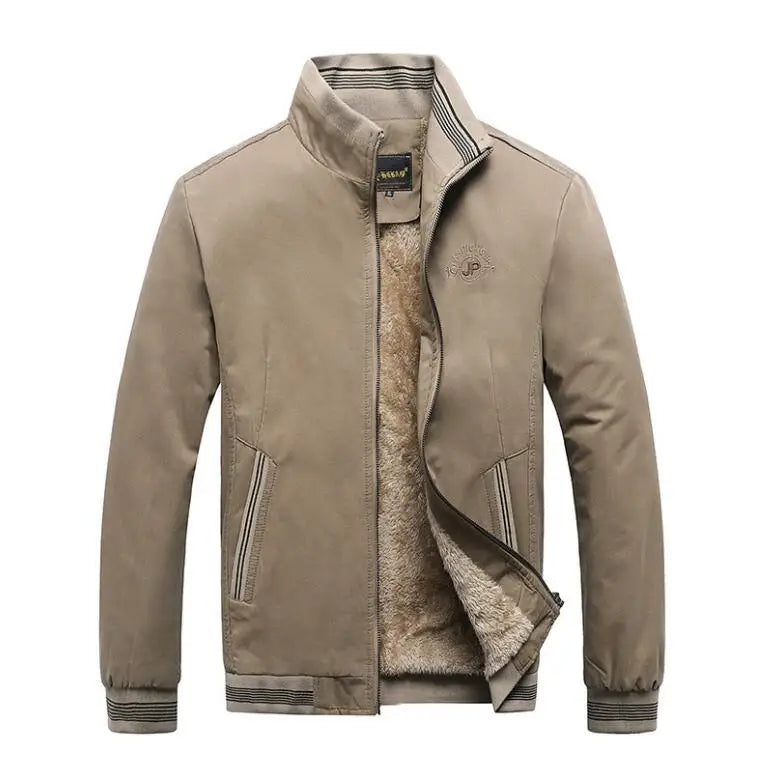 Jaqueta Masculina Forrada JP Romenzi RZ215 com design sofisticado, forro confortável e resistência, perfeita para destacar autenticidade e praticidade.