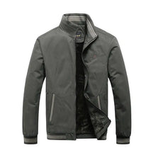 Jaqueta Masculina Forrada JP Romenzi RZ215 com design sofisticado, forro confortável e resistência, perfeita para destacar autenticidade e praticidade.