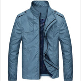 Jaqueta Masculina Forrada North Romenzi RZ208, possui design elegante, alta qualidade e conforto, com detalhes que destacam sua autenticidade.
