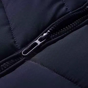 Jaqueta Masculina Forrada Snow Romenzi RZ201 com forro acolchoado, capuz removível e proteção contra frio e chuva.
