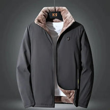 Jaqueta Masculina Inverno Elegance Romenzi RZ217 com forro acolchoado, ajuste confortável e zíper durável, perfeita para proteção e estilo em dias frios.