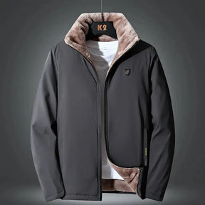 Jaqueta Masculina Inverno Elegance Romenzi RZ217 com forro acolchoado, ajuste confortável e zíper durável, perfeita para proteção e estilo em dias frios.