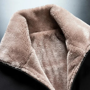 Jaqueta Masculina Inverno Elegance Romenzi RZ217 com forro acolchoado, ajuste confortável e zíper durável, perfeita para proteção e estilo em dias frios.