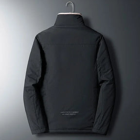 Jaqueta Masculina Inverno Elegance Romenzi RZ217 com forro acolchoado, ajuste confortável e zíper durável, perfeita para proteção e estilo em dias frios.
