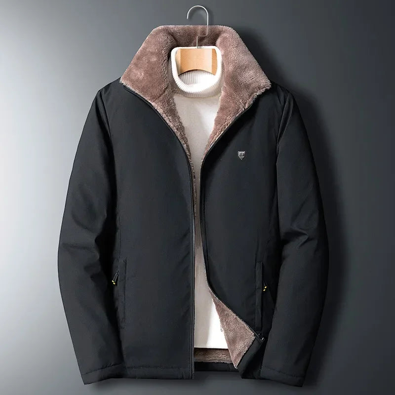 Jaqueta Masculina Inverno Elegance Romenzi RZ217 com forro acolchoado, ajuste confortável e zíper durável, perfeita para proteção e estilo em dias frios.