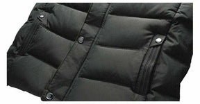 Jaqueta Masculina Inverno Warmcover Romenzi RZ025 com design sofisticado, tecido térmico, capuz removível e ajuste ergonômico para o inverno.