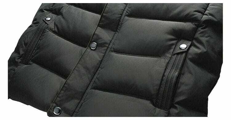 Jaqueta Masculina Inverno Warmcover Romenzi RZ025 com design sofisticado, tecido térmico, capuz removível e ajuste ergonômico para o inverno.
