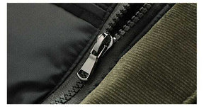 Jaqueta Masculina Inverno Warmcover Romenzi RZ025 com design sofisticado, tecido térmico, capuz removível e ajuste ergonômico para o inverno.