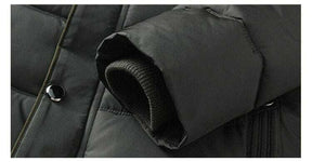 Jaqueta Masculina Inverno Warmcover Romenzi RZ025 com design sofisticado, tecido térmico, capuz removível e ajuste ergonômico para o inverno.
