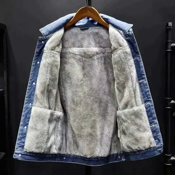 Jaqueta Masculina Jeans Acolchoado Romenzi RZ031 com jeans resistente, interior acolchoado e bolsos funcionais. Proteção contra o frio com estilo e sofisticação