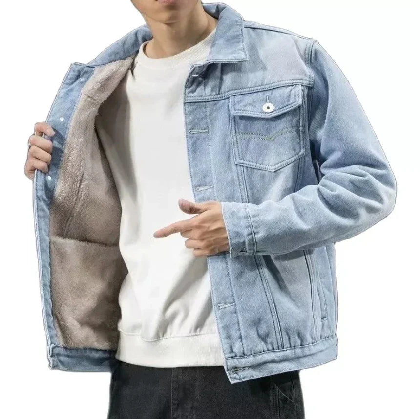 Jaqueta Masculina Jeans Acolchoado Romenzi RZ031 com jeans resistente, interior acolchoado e bolsos funcionais. Proteção contra o frio com estilo e sofisticação