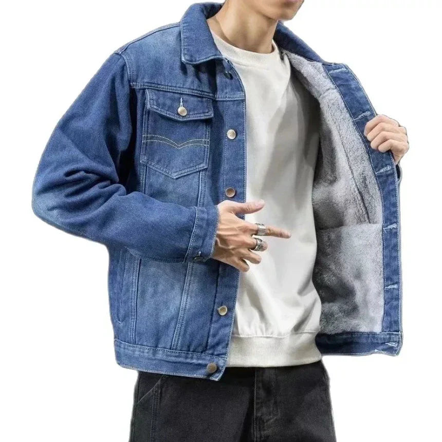 Jaqueta Masculina Jeans Acolchoado Romenzi RZ031 com jeans resistente, interior acolchoado e bolsos funcionais. Proteção contra o frio com estilo e sofisticação