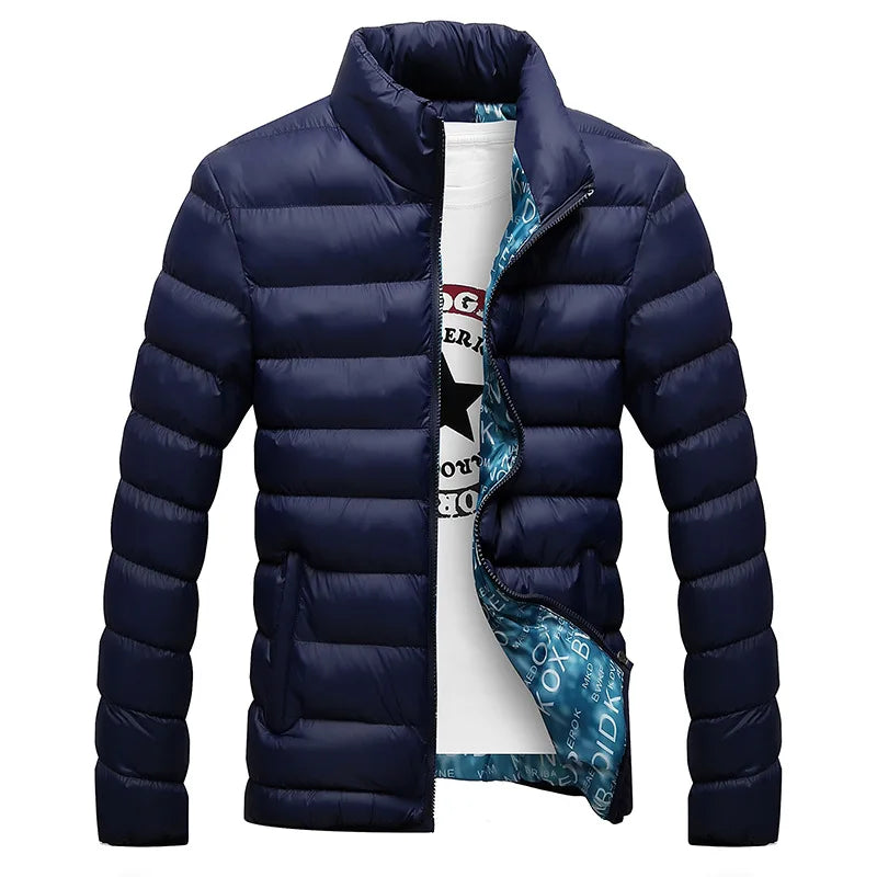 Jaqueta Masculina Joreh Romenzi RZ198 com design moderno, forro azul e escritas brancas, ideal para aquecer e proteger com estilo.