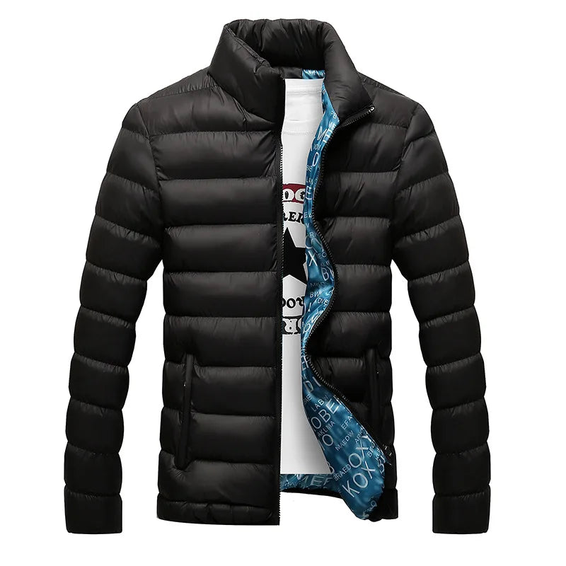 Jaqueta Masculina Joreh Romenzi RZ198 com design moderno, forro azul e escritas brancas, ideal para aquecer e proteger com estilo.