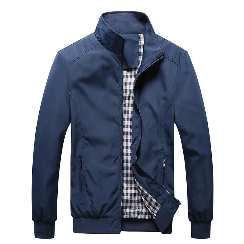 Jaqueta Masculina Loer Romenzi RZ175 com design sofisticado, forro xadrez, bolsos funcionais e conforto térmico para o dia a dia.