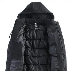 Jaqueta Masculina Longa com Capuz Romenzi RZ134 feita em tecido impermeável premium, com capuz removível e bolsos com zíper para estilo e funcionalidade.