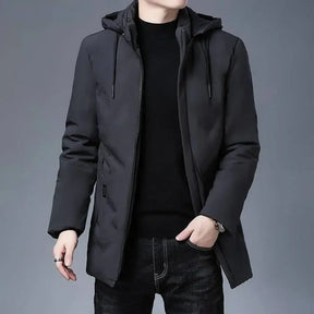 Jaqueta Masculina Longa com Capuz Romenzi RZ134 feita em tecido impermeável premium, com capuz removível e bolsos com zíper para estilo e funcionalidade.