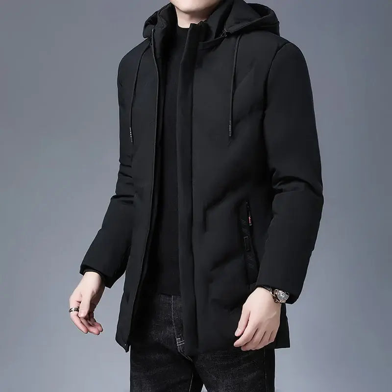Jaqueta Masculina Longa com Capuz Romenzi RZ134 feita em tecido impermeável premium, com capuz removível e bolsos com zíper para estilo e funcionalidade.