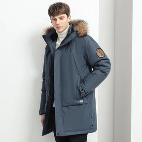 Jaqueta Masculina Longa Térmica Impermeável Romenzi RZ147 com capuz removível, tecido impermeável e design britânico, ideal para estilo e proteção no frio.