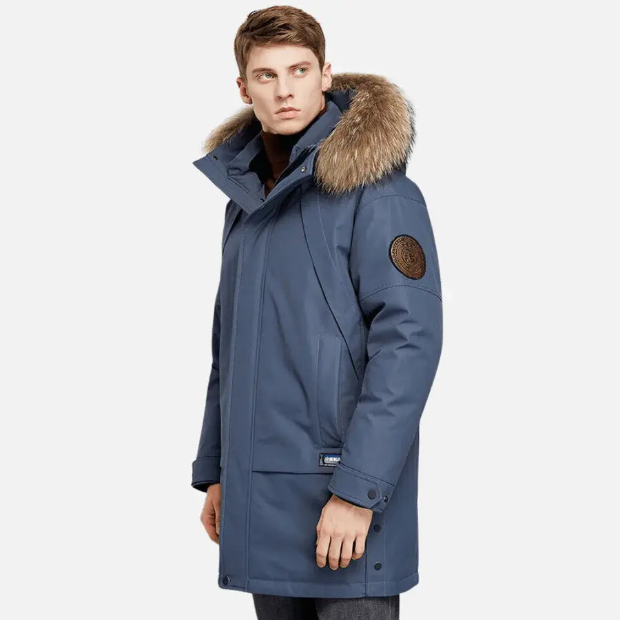 Jaqueta Masculina Longa Térmica Impermeável Romenzi RZ147 com capuz removível, tecido impermeável e design britânico, ideal para estilo e proteção no frio.