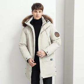 Jaqueta Masculina Longa Térmica Impermeável Romenzi RZ147 com capuz removível, tecido impermeável e design britânico, ideal para estilo e proteção no frio.