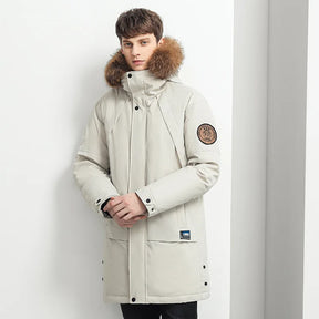 Jaqueta Masculina Longa Térmica Impermeável Romenzi RZ147 com capuz removível, tecido impermeável e design britânico, ideal para estilo e proteção no frio.