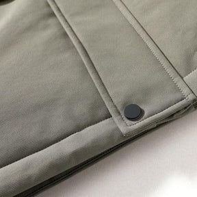 Jaqueta Masculina Longa Térmica Impermeável Romenzi RZ147 com capuz removível, tecido impermeável e design britânico, ideal para estilo e proteção no frio.