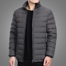 Jaqueta Masculina Outline Romenzi RZ210 em preto, destacando design elegante, isolamento térmico, zíper durável e conforto excepcional.