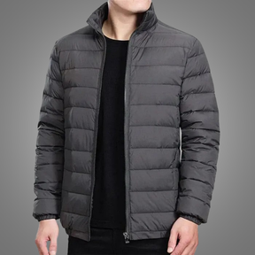 Jaqueta Masculina Outline Romenzi RZ210 em preto, destacando design elegante, isolamento térmico, zíper durável e conforto excepcional.