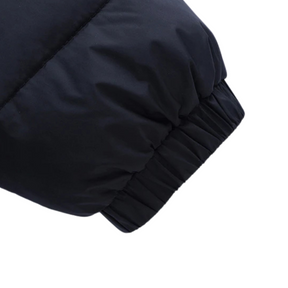 Jaqueta Masculina Outline Romenzi RZ210 em preto, destacando design elegante, isolamento térmico, zíper durável e conforto excepcional.