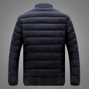Jaqueta Masculina Outline Romenzi RZ210 em preto, destacando design elegante, isolamento térmico, zíper durável e conforto excepcional.