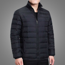 Jaqueta Masculina Outline Romenzi RZ210 em preto, destacando design elegante, isolamento térmico, zíper durável e conforto excepcional.