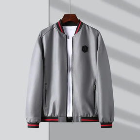 Jaqueta Masculina Premium de Couro Romenzi RZ157 em couro plutônio, com costuras reforçadas e caimento impecável para conforto e sofisticação.