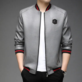 Jaqueta Masculina Premium de Couro Romenzi RZ157 em couro plutônio, com costuras reforçadas e caimento impecável para conforto e sofisticação.