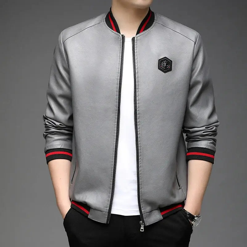 Jaqueta Masculina Premium de Couro Romenzi RZ157 em couro plutônio, com costuras reforçadas e caimento impecável para conforto e sofisticação.